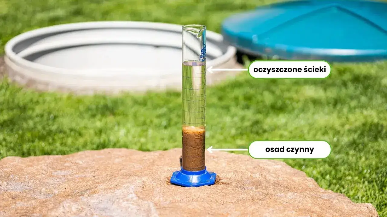 Cylinder z oczyszczonymi ściekami i osadem czynnym obok oczyszczalni w ogrodzie
